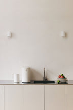 Köögikomposter modernses köögis valgel taustal